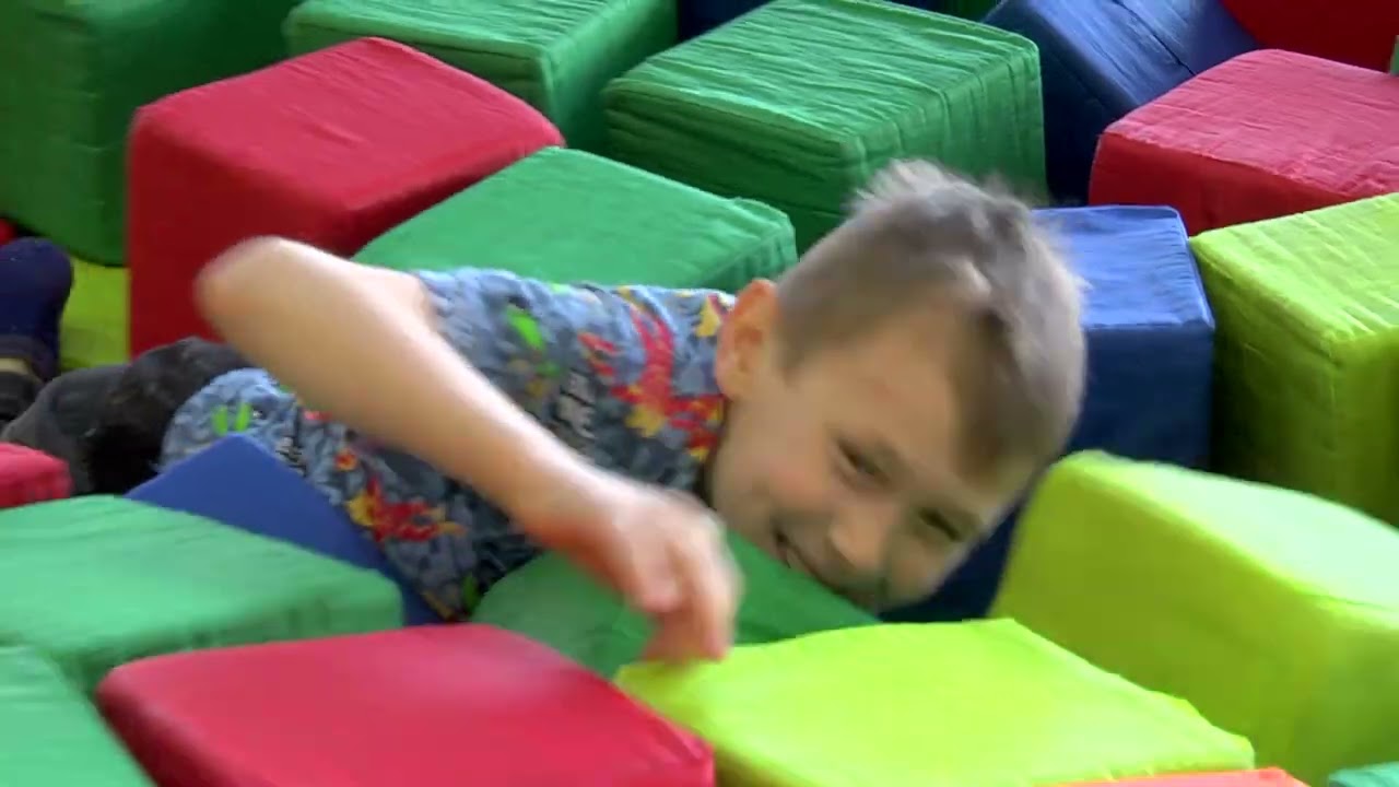 Роман Амстиславский помогает детям Донбасса забыть ужасы обстрелов и бомбежек