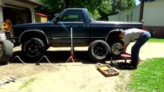 The tires they are a'changing    on my '93 S10 4x4