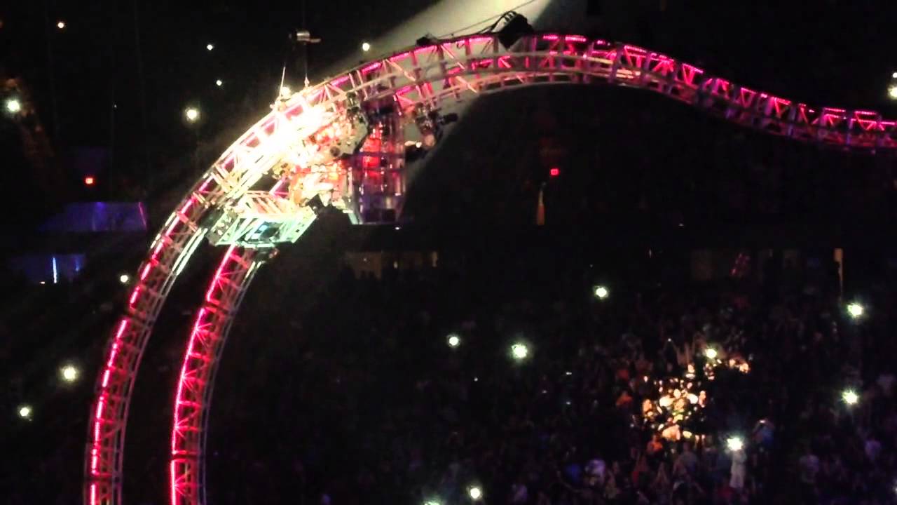 Mötley Crüe Tommy lee drum solo Grand Rapids - YouTube