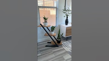 Modern DIY Plant Stand that’s easy to build and makes a unique statement!#woodworking #diyproject