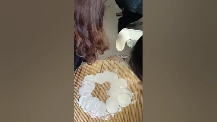 馬上中秋節啦，家人在一起包餃子，用起了餃子皮機，這下省事了不少！ - 天天要聞