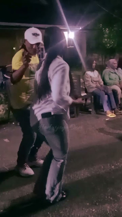 Goyangan Paling Asoy🔸Mama Muda Bikin Abang Baju Kuning Makin Candu.. #jogetkhaswakatobi #jogetviral