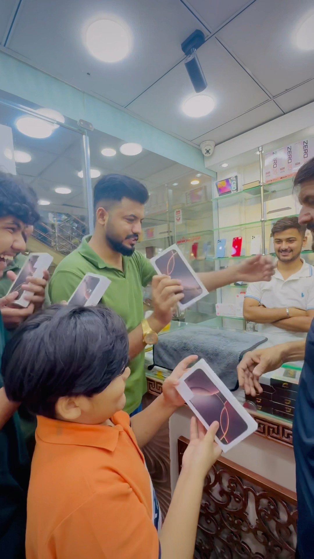 Sb ko 16 pro max gift kr deya ? || #music #smartphone #trending #viralvideo