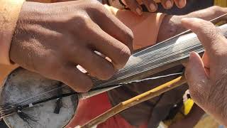 कैसे बजता है रावण हत्था।/ how to play Rawan hattha/Rajsthani folk music instrument.