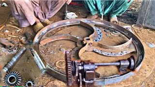A skilled mechanic utilises their expertise to create a custom machine from scratch.Amazing process.