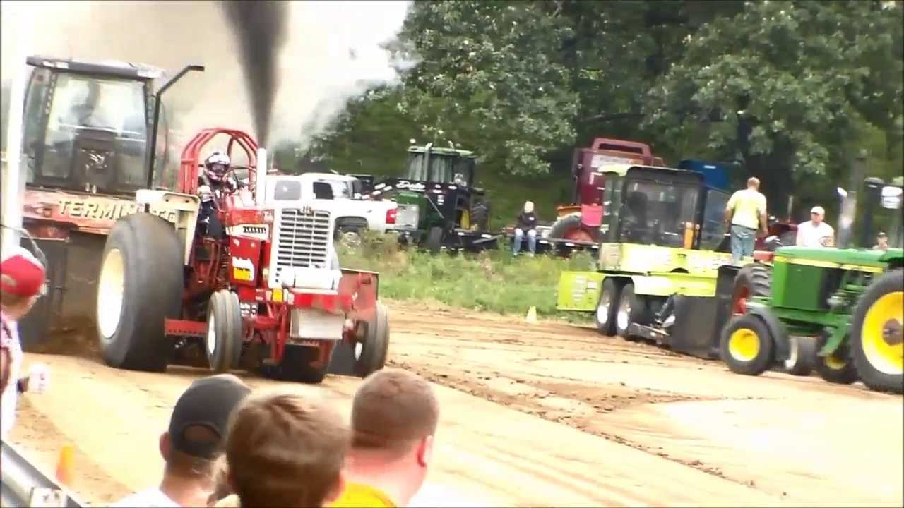 8,500lb No Speed tractors pulling in New Vienna, IA 9/8/2013 YouTube