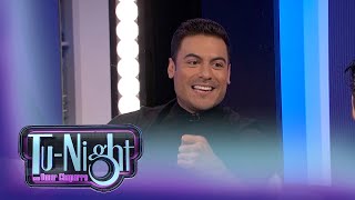 CARLOS RIVERA le demuestra a OMAR CHAPARRO que sí canta a TODO PULMÓN | Tu-Night con Omar Chaparro