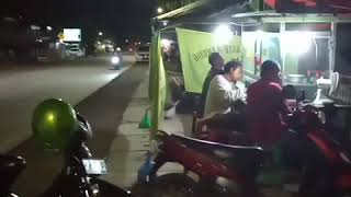 Makan siang Ayam bakar 88. 