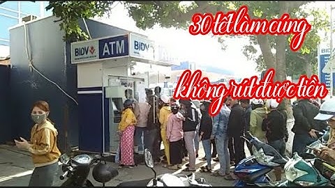 30 tết làm cúng không rút được tiền, ra cây ATM quá đông người và được xếp hàng từng lượt một