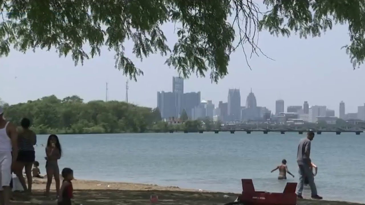 Extreme heat grips Metro Detroit - YouTube