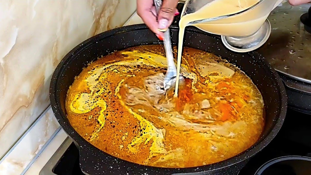 Суп с паутинкой из яйца. Суп с яичной паутинкой. Кудрявый суп. Суп на огне.