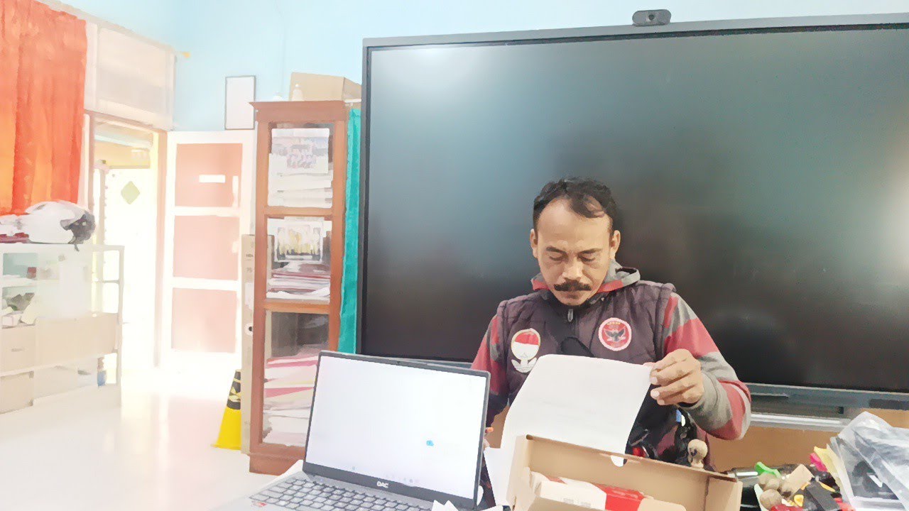 Proses penerimaan berita acara pemeriksaan Laptop MERAH PUTIH dari kementerian 