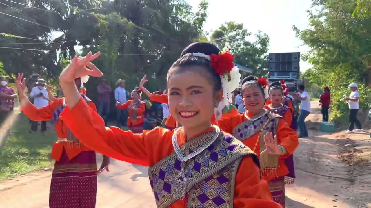 รำแห่กองกฐิน-กลุ่มสองวัยสายสัมพันธ์บ้านสระครก