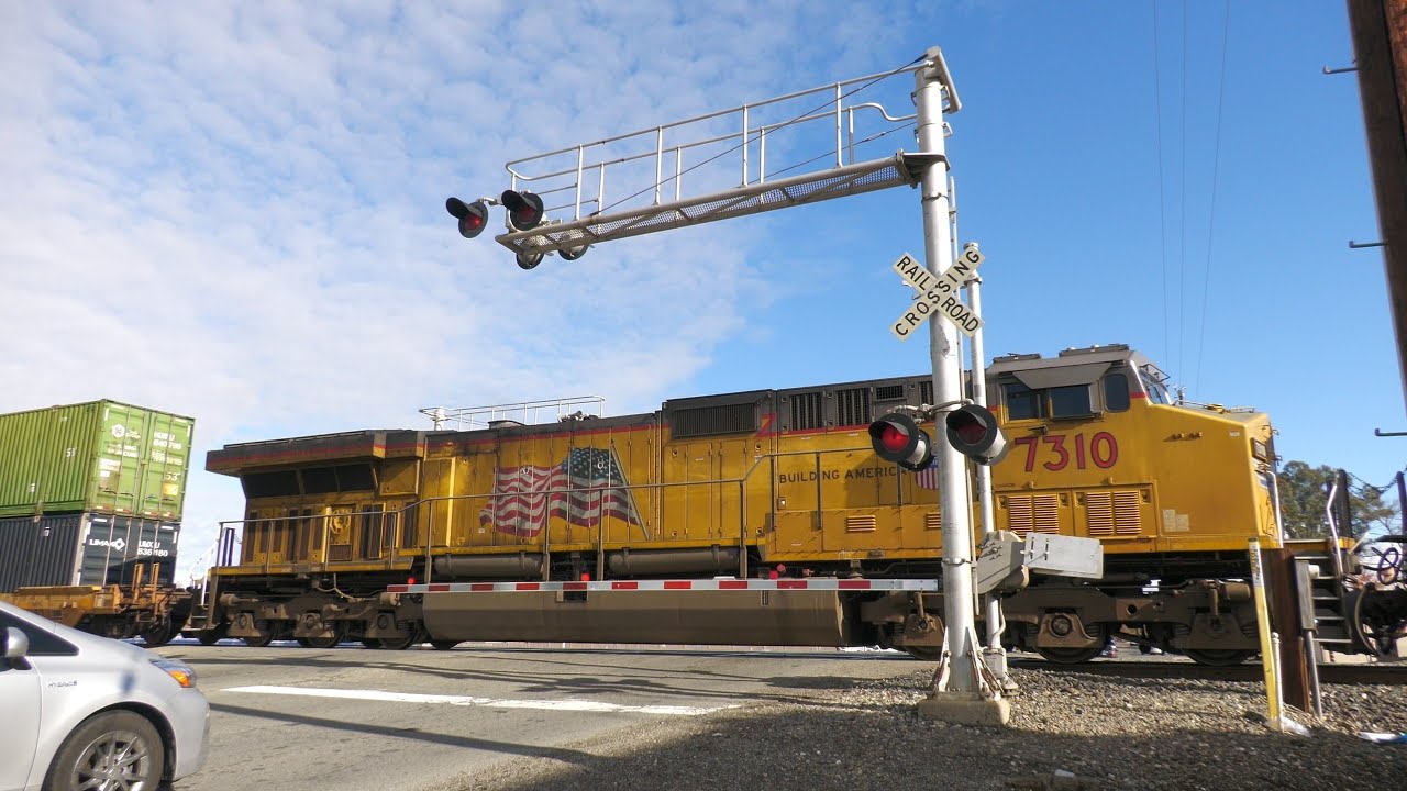 *New Bell Sequence* UP 7952 Intermodal Train South - 10th St. Railroad ...