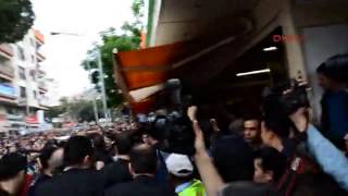 Başbakan Erdoğana Somada Protesto Bir Markete Sığınarak Kurtuldu