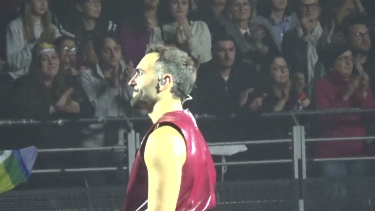 MARCO MENGONI - ROMA - 8-11-2025- saluti, sorpresa di grande effetto e Esseri umani