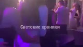 На фото Константин Меладзе что то ищет на груди у блондинки. И это, как мы видим, не Вера Брежнева На фото Константин Меладзе что то ищет на груди у блондинки. И это, как мы видим, не Вера Брежнева