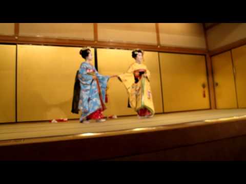 วีดีโอ: วิธีดูไมโกะโชว์ในเกียวโต