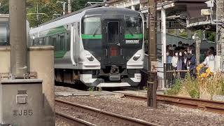 横須賀線 ホリデー快速鎌倉 E257系5500番台OM-51 北鎌倉駅発車シーン