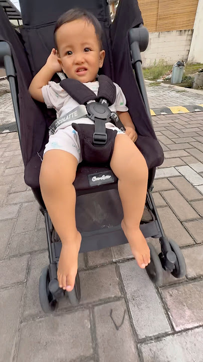 kali ini Zhio gak nangis naik stroler bayi
