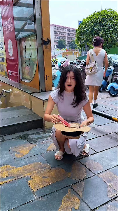 Download lagu She Dropped Her Hat… And Got Surprise Tips!