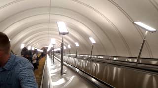 Escaleras mecánica eterna en metro Парк Победу
