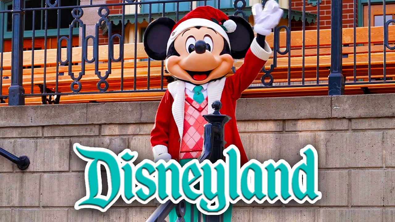 Santa Mickey, Peter Pan & Adventureland Treehouse - Disneyland Christmas Walkthrough & Rides