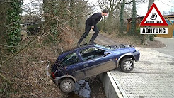Auto landet im Graben | Dumm Tüch