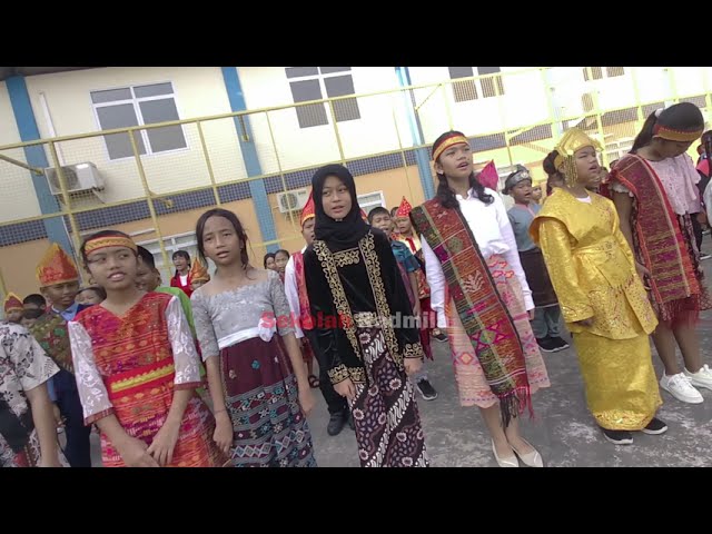 Merinding saat menyaksikan mereka menyanyikan lagu kebangsaan - Culture Day Sekolah Radmila class=