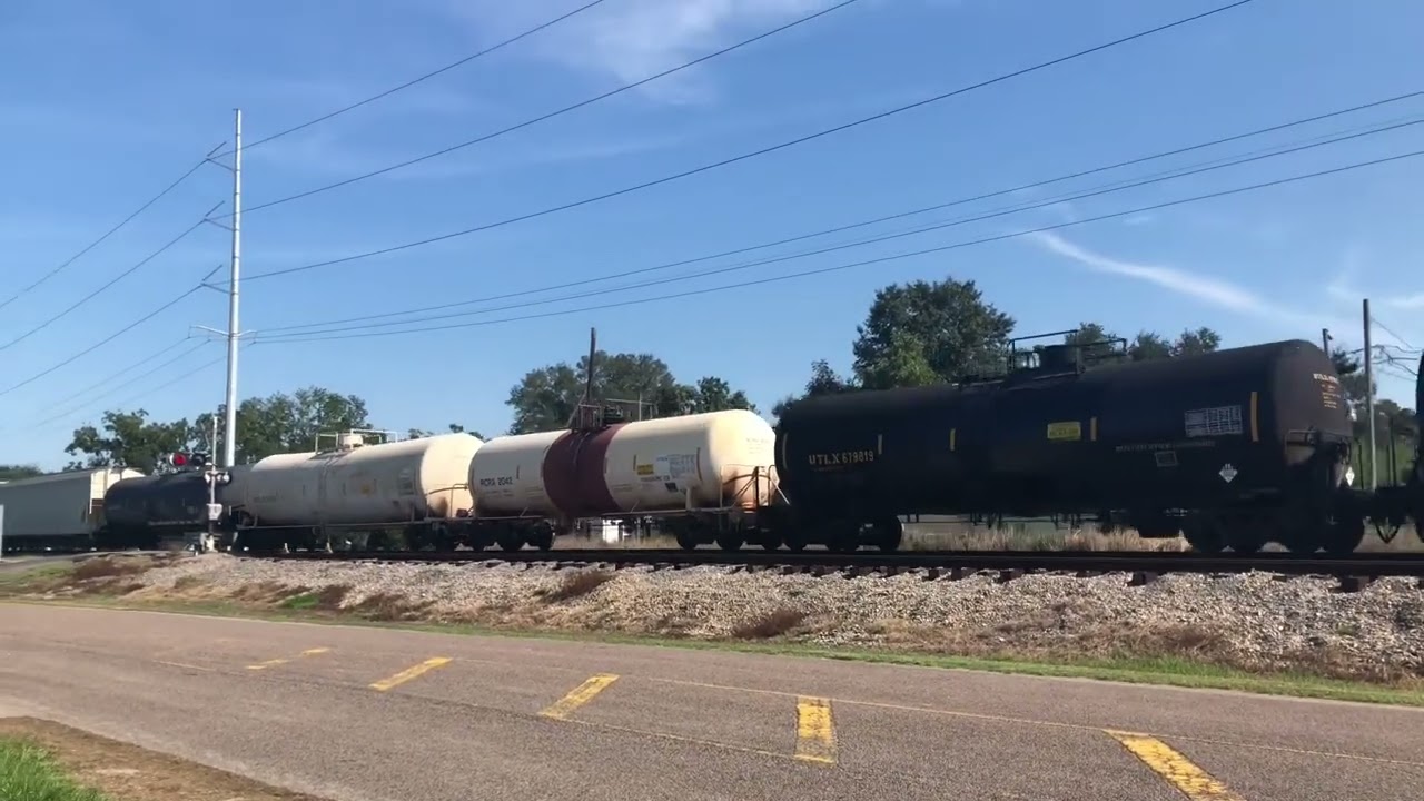 CN 8913, CN 2276 leads CN 516 through Reserve, LA