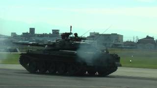 八尾駐屯・74式戦車発砲・当然空砲です.mp4