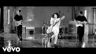 Watch Pale Waves Kiss video