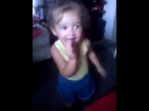 garotinha dançando funk