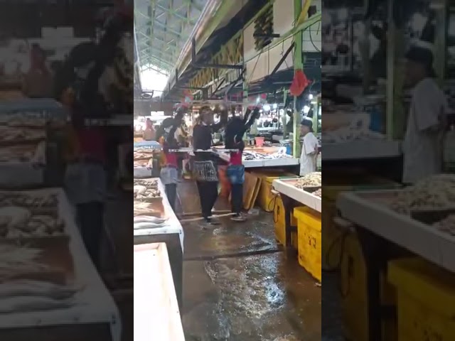 pengamen minang viral di pasar ikan lagu anak mintuo anak mamak ( ridho ramon ) class=