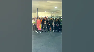 Nibusu Yammi Barnabaclassic Diamomdplatnumz Amapianodance Clamvevo Dancer 