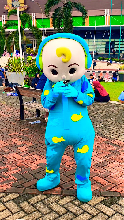 Badut cocomelon joget wheels on the bus tapi malu-malu