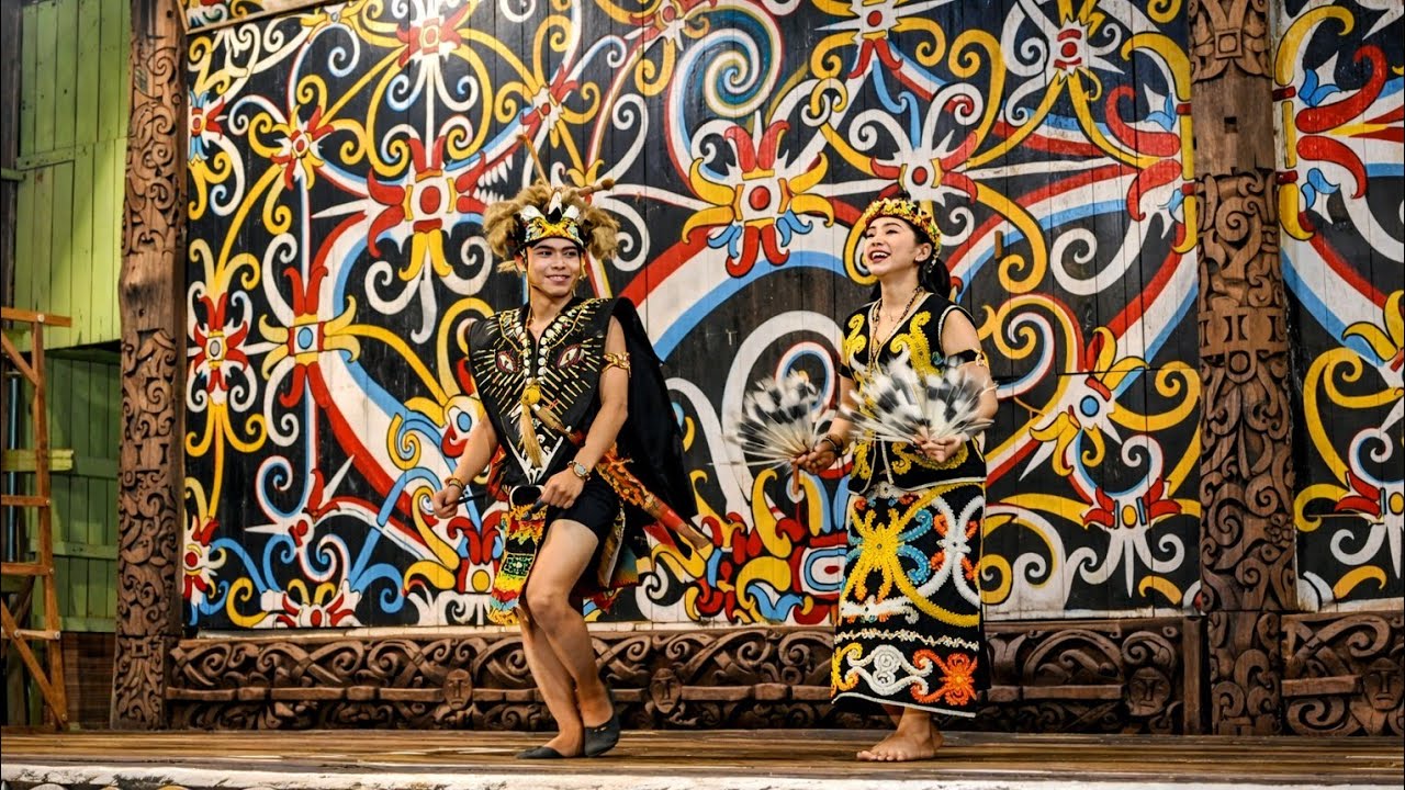 Tarian Tunggal Dayak berpasangan dari RT 02 Desa Pimping 