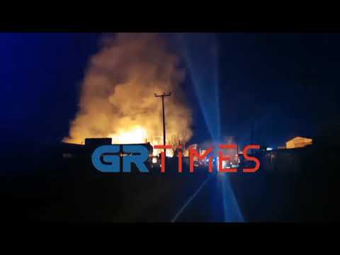 Θεσσαλονίκη: Φωτιά απειλεί βενζινάδικο στη Συμμαχική Οδό - GRTimes.gr