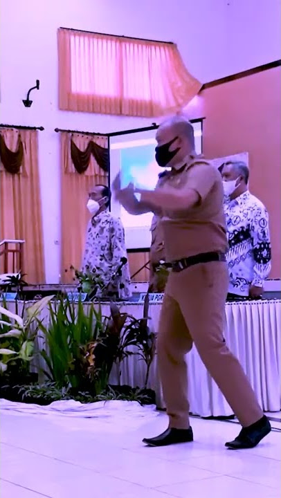 'VIRAL'BERGETAR LELAKI PEMANDU LAGU INDONESIA.