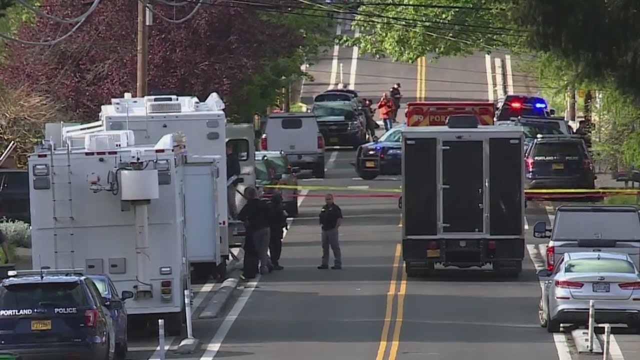 Armed, wanted suspect eludes police in SE Portland - YouTube