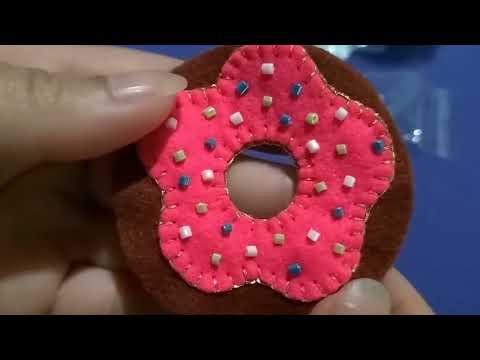 Chaveiro de rosquinha americana com confeitos coloridos