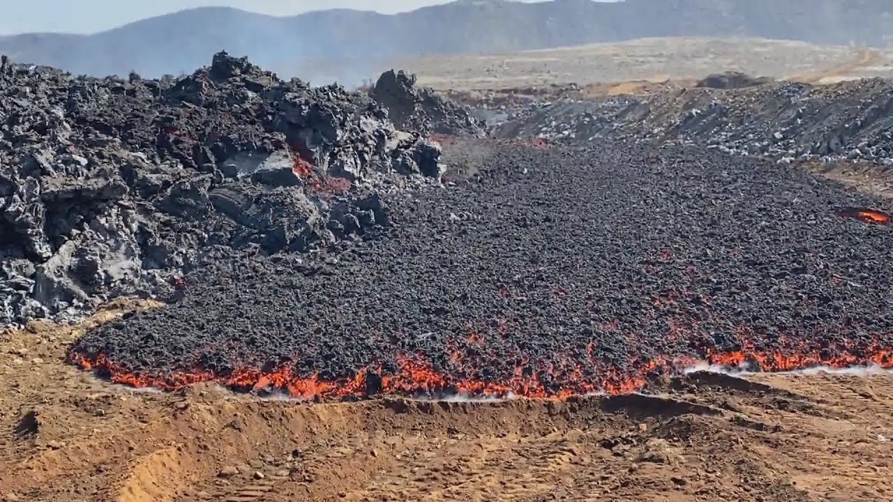 Flowing Phoehoe   and A Lava    Fagradalsfjall Iceland     May 21 2021