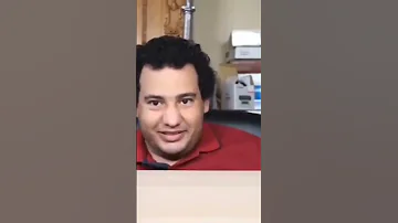 اذا جلست على كرسي جلد وطلع منه صوت ضروري تعيد الحركة مره ثانيه عشان تبري ذمتك لأن الناس ماترحم 