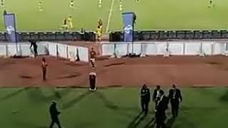 طارق حامد يودع ملعب مواجهة توجو غاضبا ويحطم الاستند.. فيديو