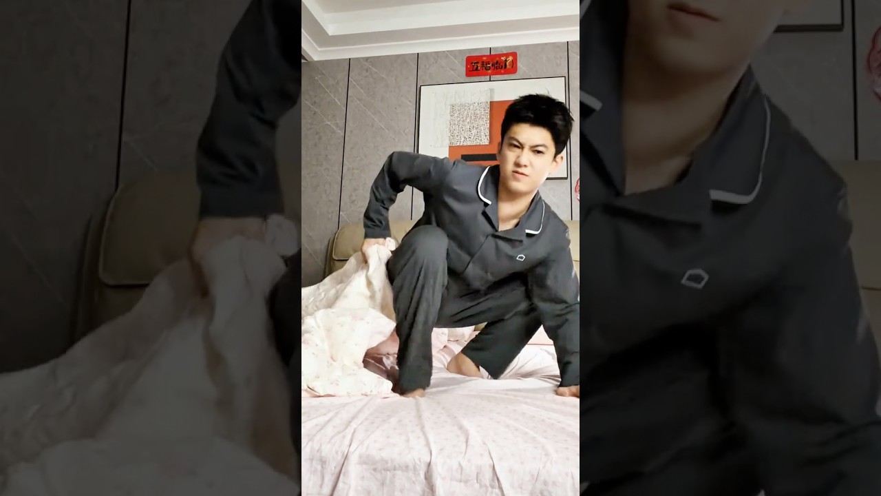 Un chico intenta despertar a su novia con un pedo maloliente