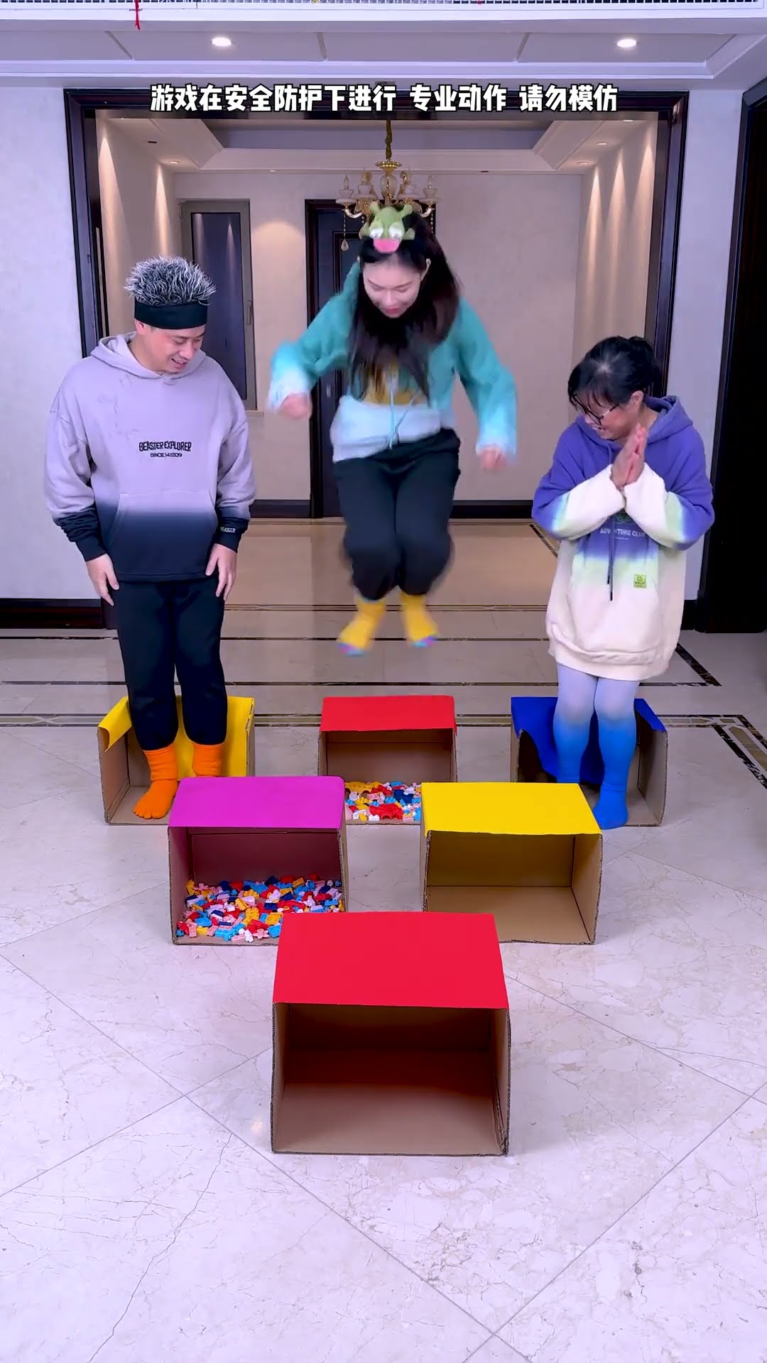 The Box Jumping Challenge Is So Exciting. Who Will Win In The End?#Christmas #Funnyfamily #Partygame