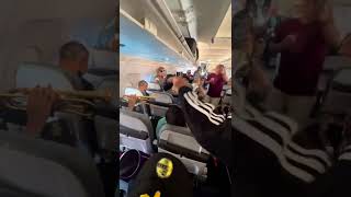 Músicos Boricuas tocando merengue en un avión