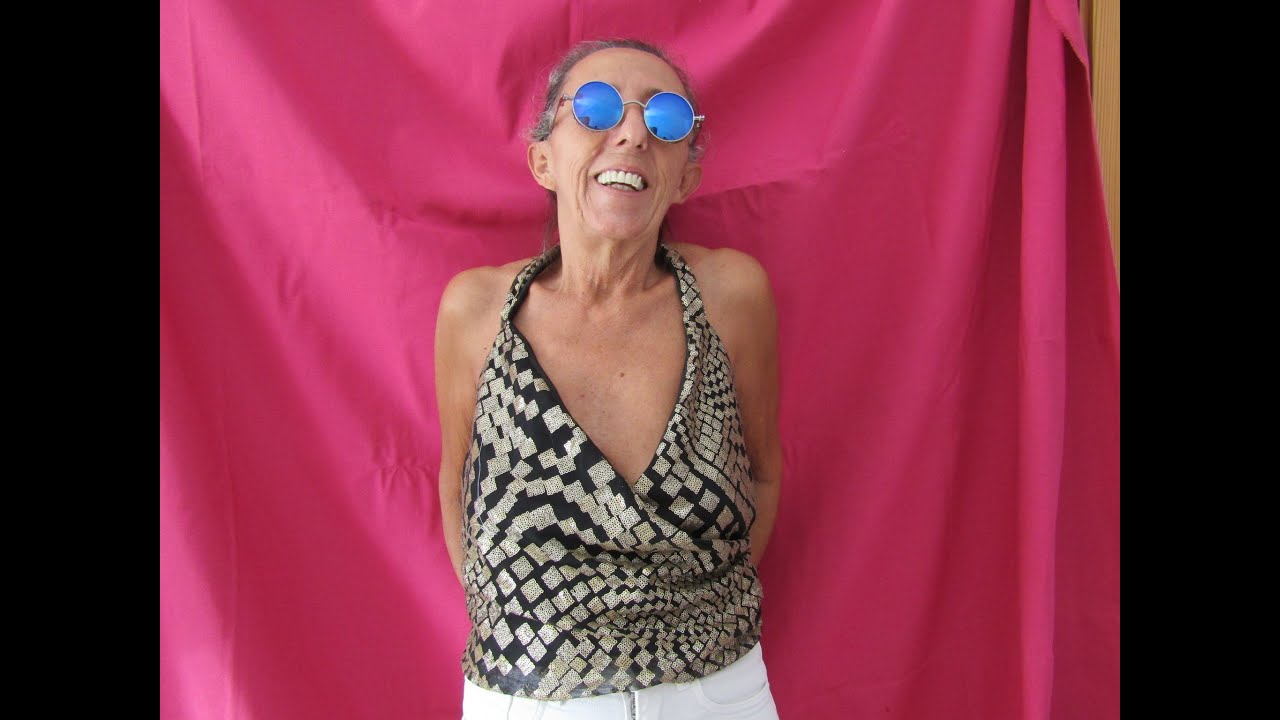 TOP CON ESCOTE PICO Y DRAPEADO