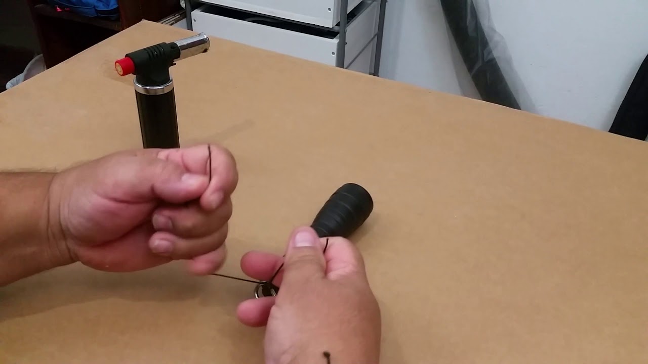 Cómo atar un Broche a una Linterna (Bolt Snap)