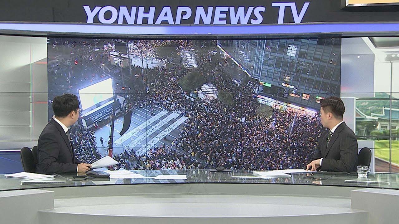 newspaper mockup [여의도 막전막후] 조국 법무부 장관 찬반 여론…광장서 격돌 / 연합뉴스TV (YonhapnewsTV)